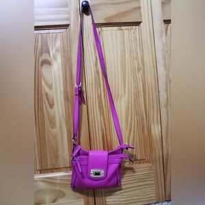 Pink purse with adjustable strap. MANY pockets.
